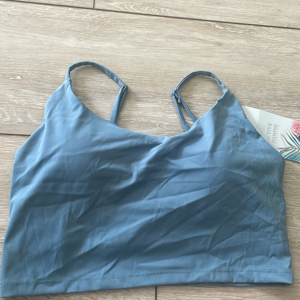 New sports bra workout wear top - comfy , fat seams, 4 way stretch.  Large
